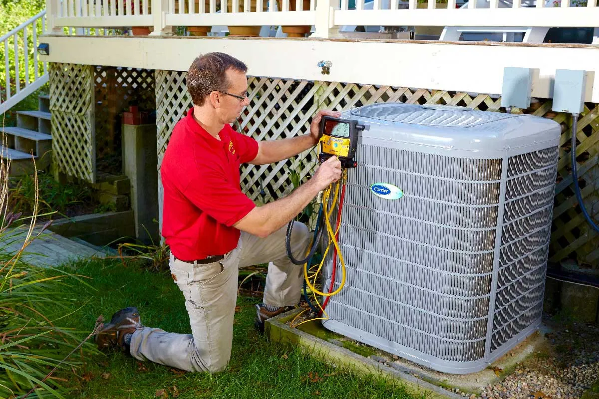 Robies employee fixing an air conditioning unit